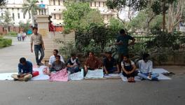 इलाहाबाद विश्वविद्यालय: लाइब्रेरी खुलवाने के लिए धरने पर बैठे छात्रों को बल प्रयोग कर हटाया