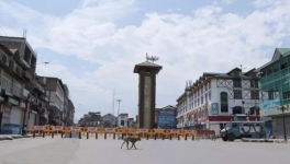 जम्मू-कश्मीर: पुलिस द्वारा छापेमारी, बेटे को घसीट कर ले जाते देख दिल का दौरा पड़ने से महिला की मौत