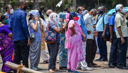अस्तव्यस्त कोरोना टीकाकरण : हाशिए पर इंसानी ज़िंदगी