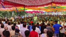 स्कूल तोड़कर बीच से निकाल दी गई फोर लेन सड़क, ग्रामीणों ने शुरू किया ‘सड़क पर स्कूल’ अभियान