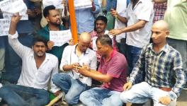 बिहार : सातवें चरण की बहाली शुरू करने की मांग करते हुए अभ्यर्थियों ने सिर मुंडन करवाया