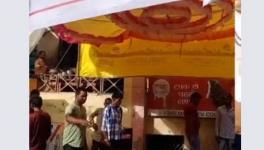 यूपीः आर्थिक संकट से जूझ रहे आउटसोर्सिंग सफाई कर्मियों का वेतन की मांग को लेकर धरना